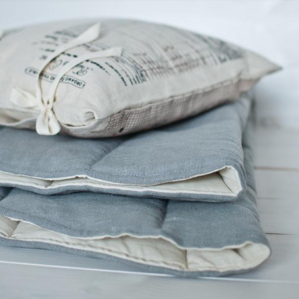 Grey Pompoms Teepee with Pompoms and Round Mat Set