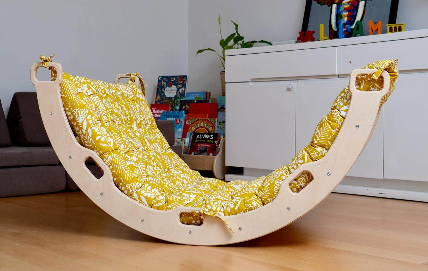 Climbing Arch / Rocker with Sunny Pattern Pillow