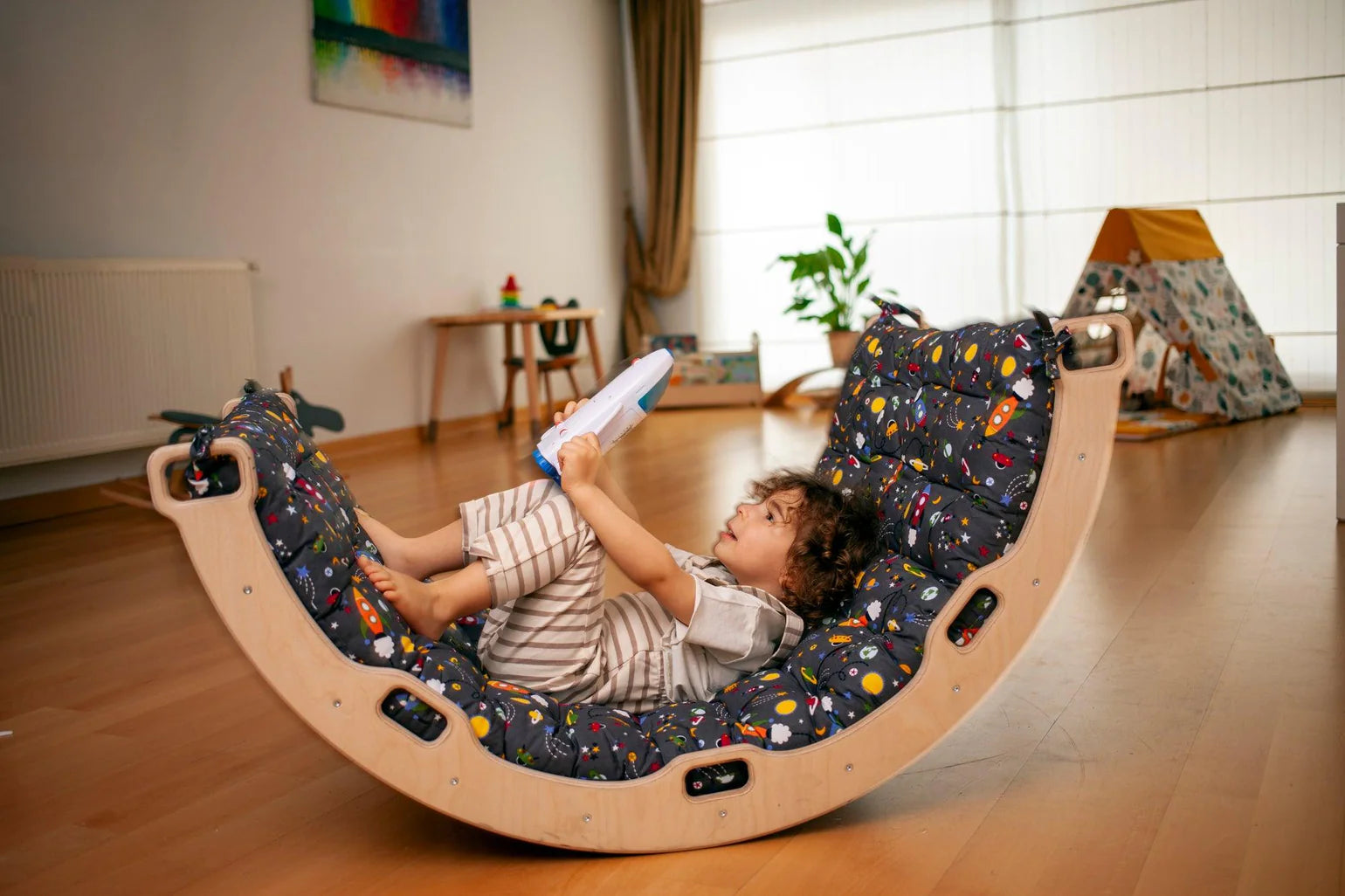 Climbing Arch Rocker with Space Cushion - Oliver Ruffus